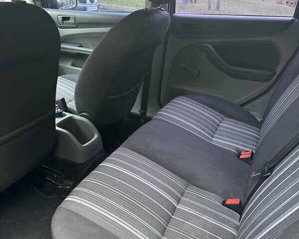 Серый Форд Фокус, объемом двигателя 1.39 л и пробегом 205 тыс. км за 5000 $, фото 2 на Automoto.ua