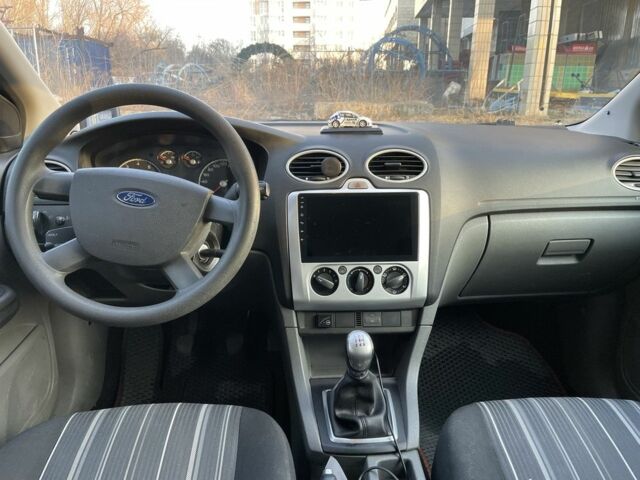 Серый Форд Фокус, объемом двигателя 1.4 л и пробегом 110 тыс. км за 6000 $, фото 4 на Automoto.ua