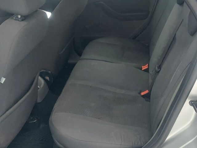 Серый Форд Фокус, объемом двигателя 1.6 л и пробегом 300 тыс. км за 3700 $, фото 7 на Automoto.ua