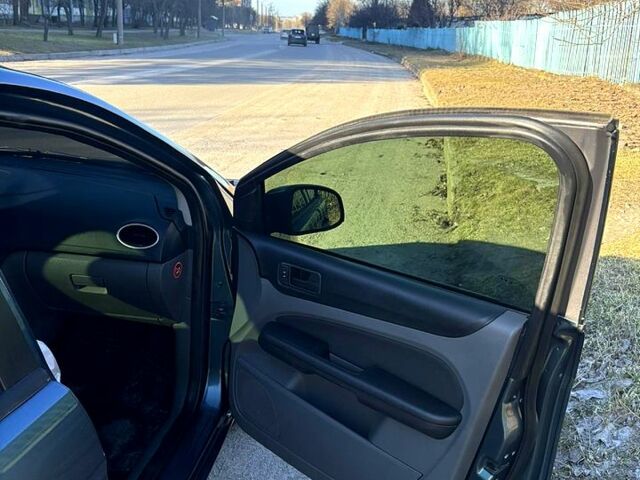 Серый Форд Фокус, объемом двигателя 1.4 л и пробегом 186 тыс. км за 6600 $, фото 4 на Automoto.ua