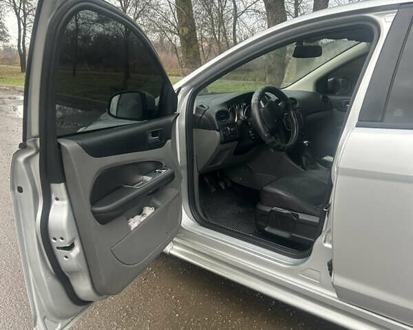 Серый Форд Фокус, объемом двигателя 1.6 л и пробегом 241 тыс. км за 5200 $, фото 3 на Automoto.ua