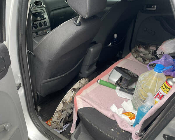 Серый Форд Фокус, объемом двигателя 1.6 л и пробегом 150 тыс. км за 2500 $, фото 7 на Automoto.ua