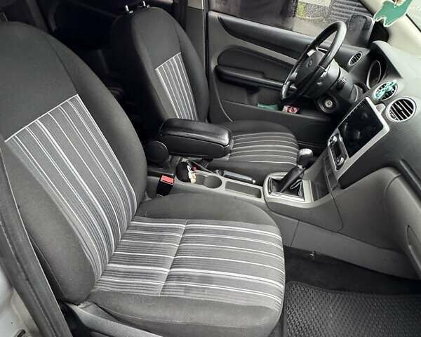 Серый Форд Фокус, объемом двигателя 1.56 л и пробегом 152 тыс. км за 8000 $, фото 2 на Automoto.ua