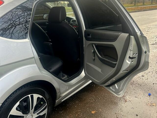 Серый Форд Фокус, объемом двигателя 1.6 л и пробегом 241 тыс. км за 5700 $, фото 8 на Automoto.ua