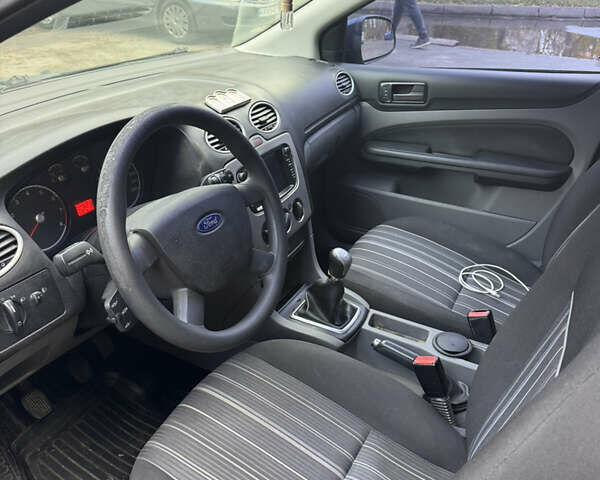 Серый Форд Фокус, объемом двигателя 1.39 л и пробегом 205 тыс. км за 5000 $, фото 3 на Automoto.ua