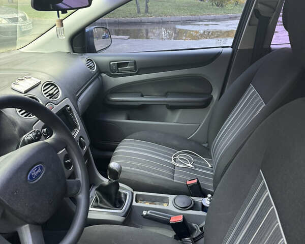 Серый Форд Фокус, объемом двигателя 1.39 л и пробегом 205 тыс. км за 5000 $, фото 1 на Automoto.ua