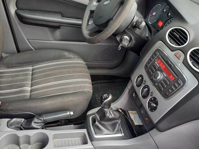 Серый Форд Фокус, объемом двигателя 1.4 л и пробегом 190 тыс. км за 5500 $, фото 5 на Automoto.ua