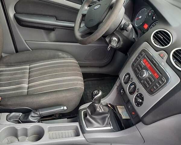 Серый Форд Фокус, объемом двигателя 1.4 л и пробегом 190 тыс. км за 5500 $, фото 6 на Automoto.ua