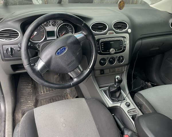 Серый Форд Фокус, объемом двигателя 1.6 л и пробегом 150 тыс. км за 2500 $, фото 6 на Automoto.ua