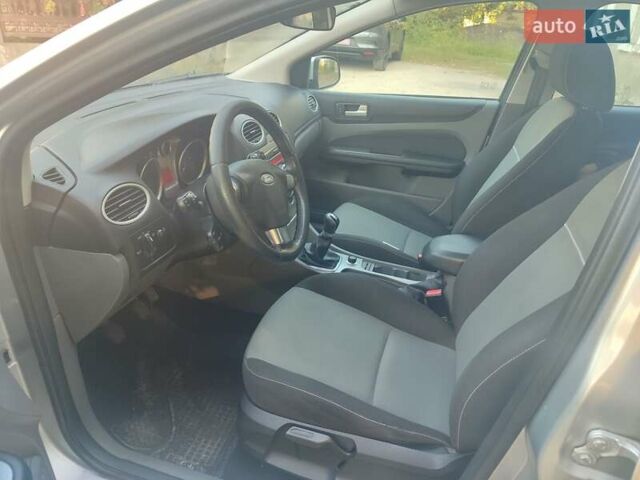 Серый Форд Фокус, объемом двигателя 1.6 л и пробегом 260 тыс. км за 5500 $, фото 3 на Automoto.ua