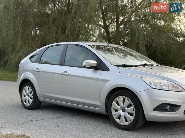 Серый Форд Фокус, объемом двигателя 1.6 л и пробегом 275 тыс. км за 5500 $, фото 1 на Automoto.ua