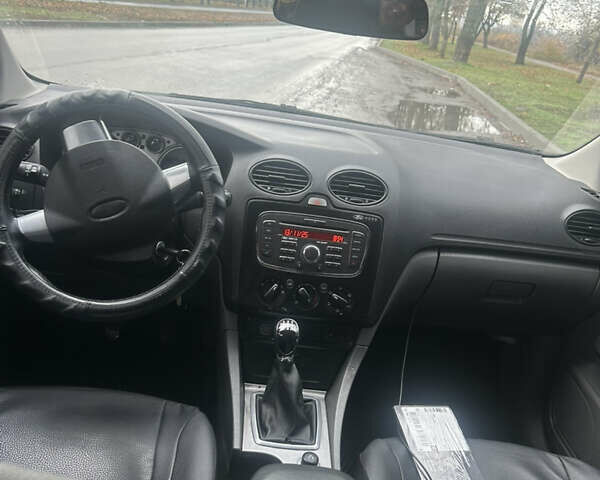 Серый Форд Фокус, объемом двигателя 1.6 л и пробегом 241 тыс. км за 5200 $, фото 4 на Automoto.ua