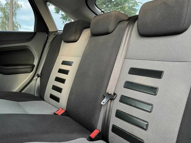 Серый Форд Фокус, объемом двигателя 1.6 л и пробегом 184 тыс. км за 6500 $, фото 17 на Automoto.ua