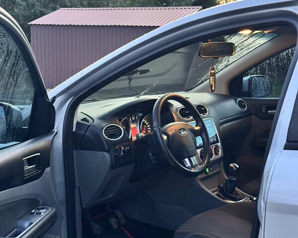 Серый Форд Фокус, объемом двигателя 1.6 л и пробегом 241 тыс. км за 5900 $, фото 11 на Automoto.ua