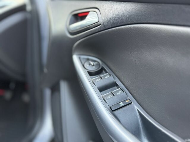 Серый Форд Фокус, объемом двигателя 1.6 л и пробегом 179 тыс. км за 4299 $, фото 22 на Automoto.ua