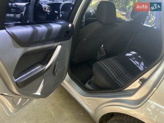 Серый Форд Фокус, объемом двигателя 1.4 л и пробегом 251 тыс. км за 4999 $, фото 7 на Automoto.ua