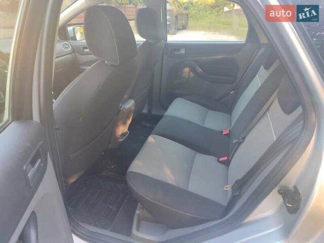 Серый Форд Фокус, объемом двигателя 1.6 л и пробегом 260 тыс. км за 5500 $, фото 2 на Automoto.ua