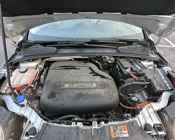 Сірий Форд Фокус, об'ємом двигуна 0 л та пробігом 87 тис. км за 8200 $, фото 40 на Automoto.ua