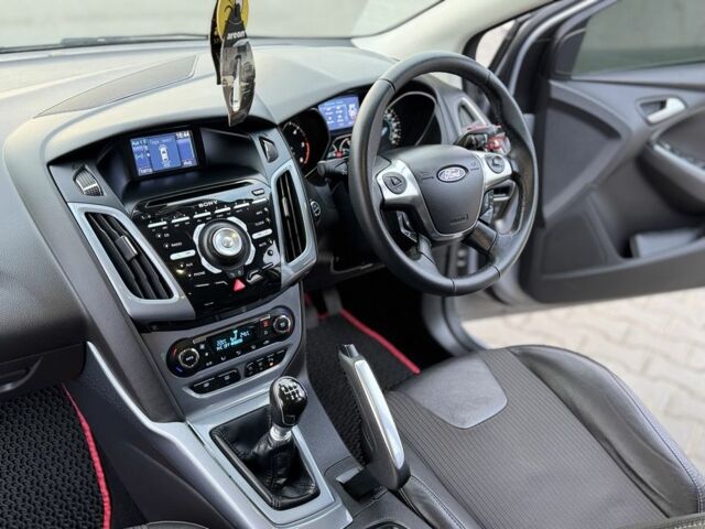 Сірий Форд Фокус, об'ємом двигуна 1.6 л та пробігом 175 тис. км за 3999 $, фото 4 на Automoto.ua