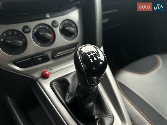 Сірий Форд Фокус, об'ємом двигуна 1.6 л та пробігом 249 тис. км за 7400 $, фото 14 на Automoto.ua