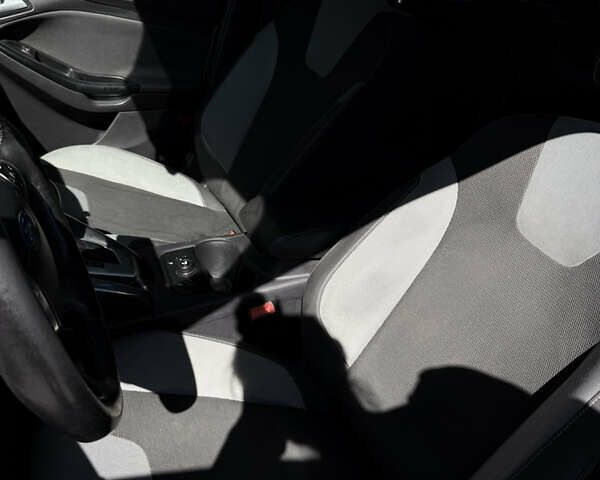 Сірий Форд Фокус, об'ємом двигуна 1.6 л та пробігом 239 тис. км за 8000 $, фото 5 на Automoto.ua