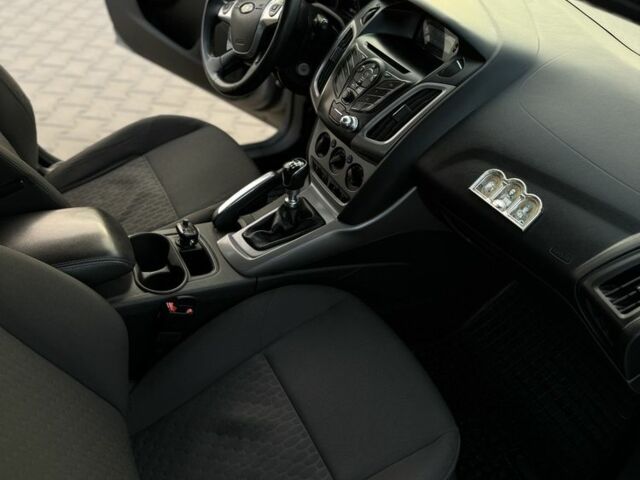 Серый Форд Фокус, объемом двигателя 1.6 л и пробегом 242 тыс. км за 5400 $, фото 6 на Automoto.ua