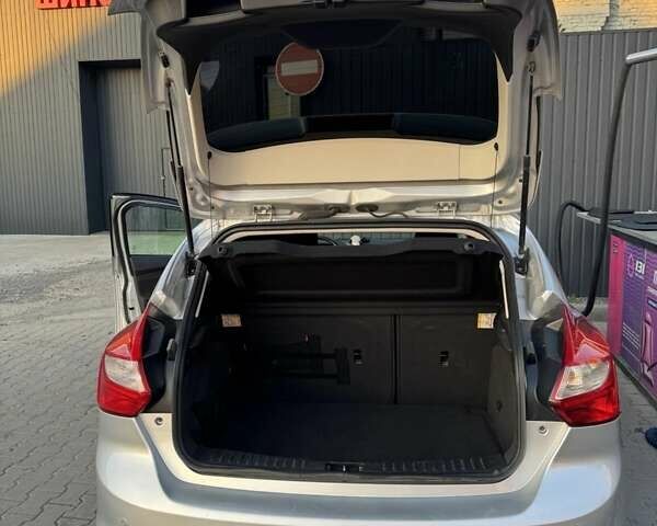 Форд Фокус 2013 в Львове на Automoto.ua Серый Форд Фокус, объемом двигателя 2 л и пробегом 128 тыс. км за 7400 $, фото 1 на Automoto.ua