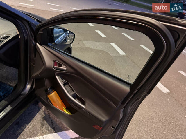 Сірий Форд Фокус, об'ємом двигуна 2 л та пробігом 240 тис. км за 8100 $, фото 4 на Automoto.ua