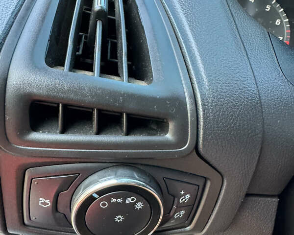 Сірий Форд Фокус, об'ємом двигуна 2 л та пробігом 266 тис. км за 8500 $, фото 4 на Automoto.ua