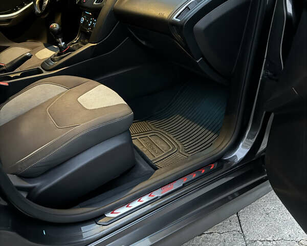 Серый Форд Фокус, объемом двигателя 2 л и пробегом 99 тыс. км за 11999 $, фото 15 на Automoto.ua