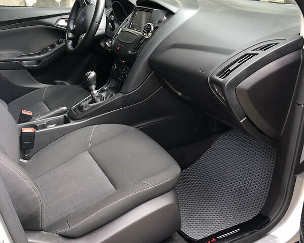 Серый Форд Фокус, объемом двигателя 1 л и пробегом 186 тыс. км за 5200 $, фото 6 на Automoto.ua