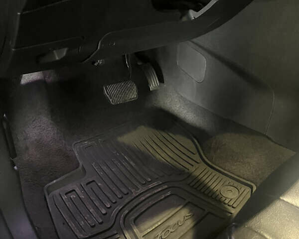 Сірий Форд Фокус, об'ємом двигуна 2 л та пробігом 141 тис. км за 9000 $, фото 35 на Automoto.ua