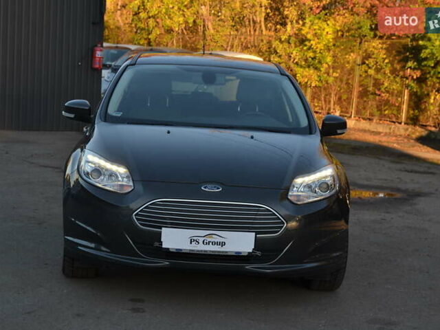 Форд Фокус 2016 в Луцке на Automoto.ua Серый Форд Фокус, объемом двигателя 0 л и пробегом 100 тыс. км за 6999 $, фото 2 на Automoto.ua