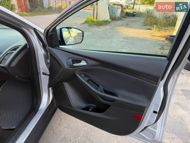 Сірий Форд Фокус, об'ємом двигуна 2 л та пробігом 135 тис. км за 8900 $, фото 11 на Automoto.ua