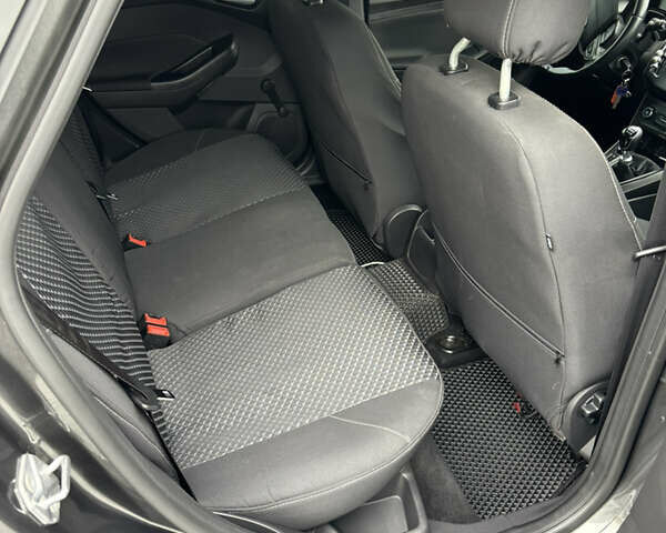 Серый Форд Фокус, объемом двигателя 1.5 л и пробегом 253 тыс. км за 9750 $, фото 7 на Automoto.ua