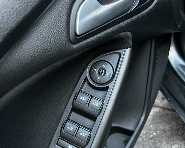 Сірий Форд Фокус, об'ємом двигуна 2 л та пробігом 117 тис. км за 9500 $, фото 13 на Automoto.ua