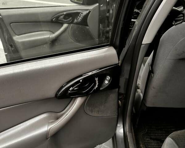 Серый Форд Фокус, объемом двигателя 1.8 л и пробегом 155 тыс. км за 2250 $, фото 9 на Automoto.ua