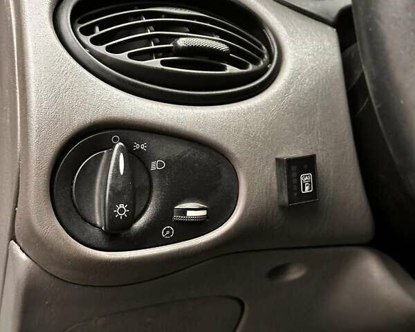 Серый Форд Фокус, объемом двигателя 1.8 л и пробегом 155 тыс. км за 2250 $, фото 26 на Automoto.ua