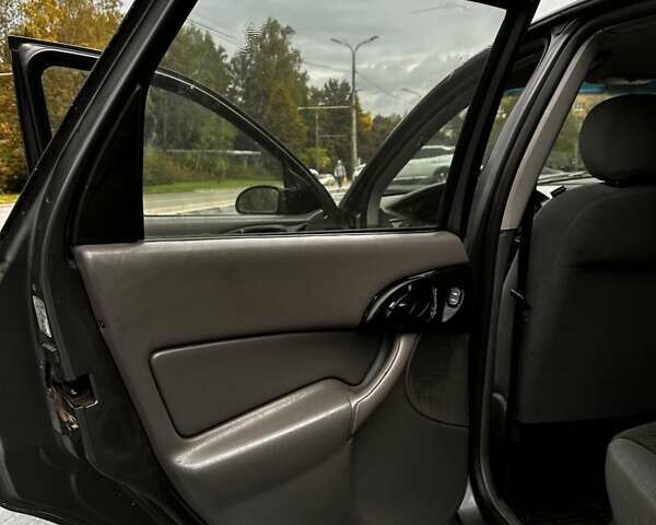 Серый Форд Фокус, объемом двигателя 1.8 л и пробегом 155 тыс. км за 2250 $, фото 20 на Automoto.ua