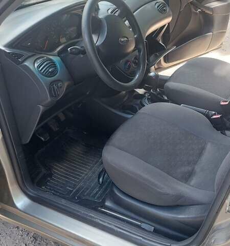 Серый Форд Фокус, объемом двигателя 1.6 л и пробегом 266 тыс. км за 3300 $, фото 3 на Automoto.ua