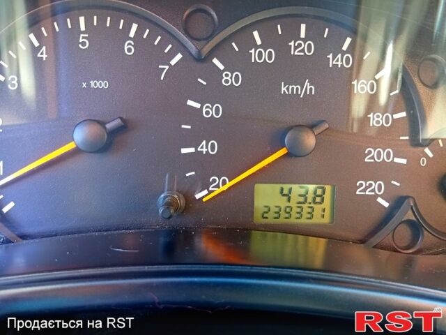 Серый Форд Фокус, объемом двигателя 1.6 л и пробегом 239 тыс. км за 3800 $, фото 5 на Automoto.ua