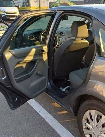 Серый Форд Фокус, объемом двигателя 1.4 л и пробегом 475 тыс. км за 3500 $, фото 3 на Automoto.ua