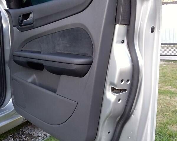 Сірий Форд Фокус, об'ємом двигуна 1.6 л та пробігом 228 тис. км за 4800 $, фото 18 на Automoto.ua