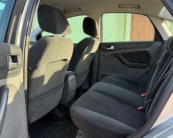 Серый Форд Фокус, объемом двигателя 1.6 л и пробегом 168 тыс. км за 5200 $, фото 2 на Automoto.ua