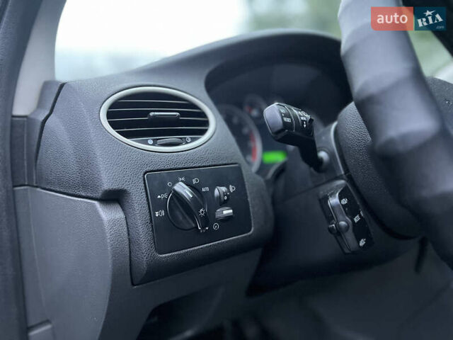 Серый Форд Фокус, объемом двигателя 1.6 л и пробегом 290 тыс. км за 2999 $, фото 36 на Automoto.ua