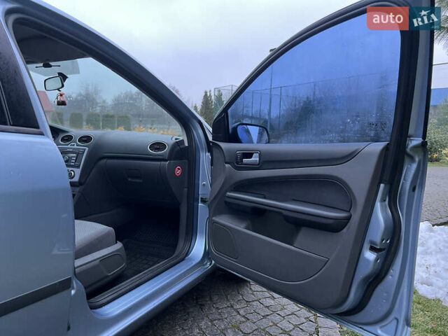 Серый Форд Фокус, объемом двигателя 1.6 л и пробегом 298 тыс. км за 2999 $, фото 33 на Automoto.ua