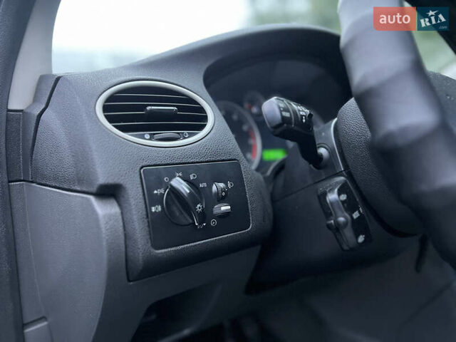 Серый Форд Фокус, объемом двигателя 1.6 л и пробегом 298 тыс. км за 2999 $, фото 31 на Automoto.ua