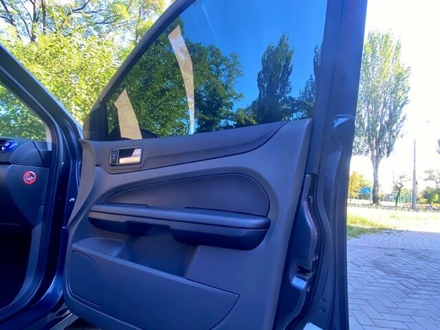 Сірий Форд Фокус, об'ємом двигуна 1.6 л та пробігом 191 тис. км за 4750 $, фото 3 на Automoto.ua