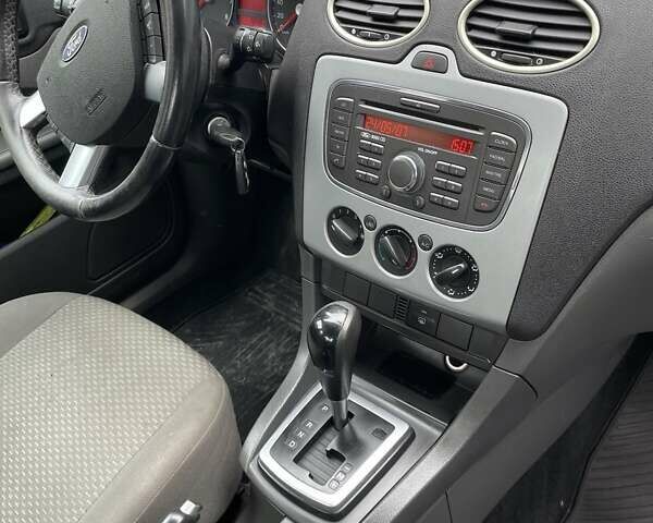 Серый Форд Фокус, объемом двигателя 1.6 л и пробегом 237 тыс. км за 5200 $, фото 6 на Automoto.ua