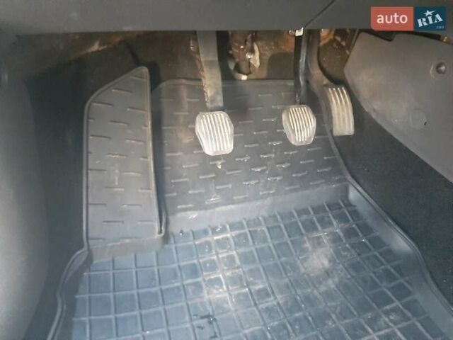 Серый Форд Фокус, объемом двигателя 1.6 л и пробегом 217 тыс. км за 4800 $, фото 11 на Automoto.ua